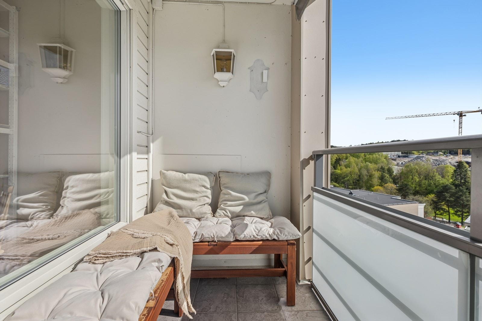 Fra stuen er de utgang til en solrik balkong på ca. 4 kvadratmeter. Galleribilde