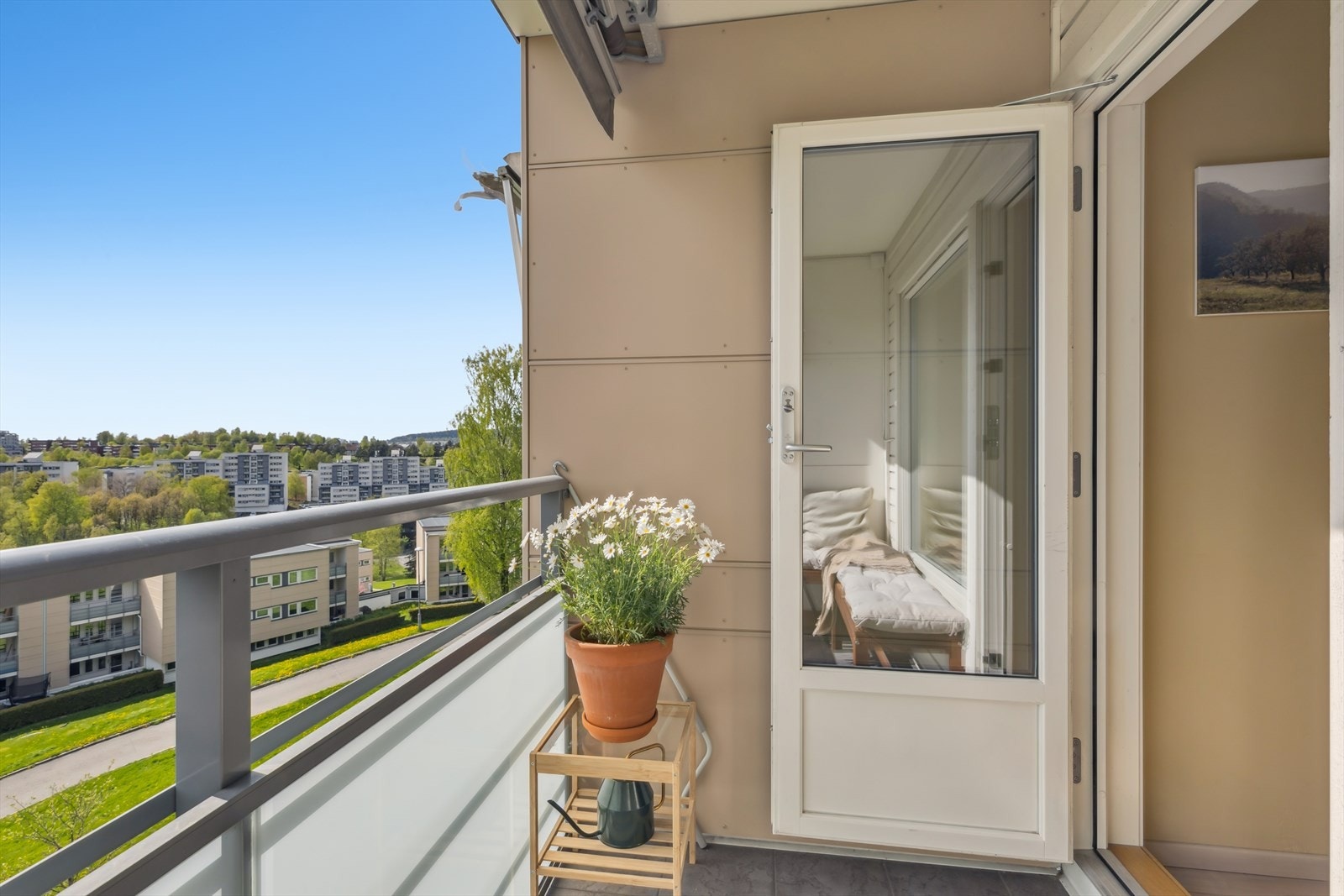 Leiligheten ligger fint til i byggets 4. etasje og inneholder entré, baderom, stue, kjøkken, innvendig bod og to soverom. Galleribilde