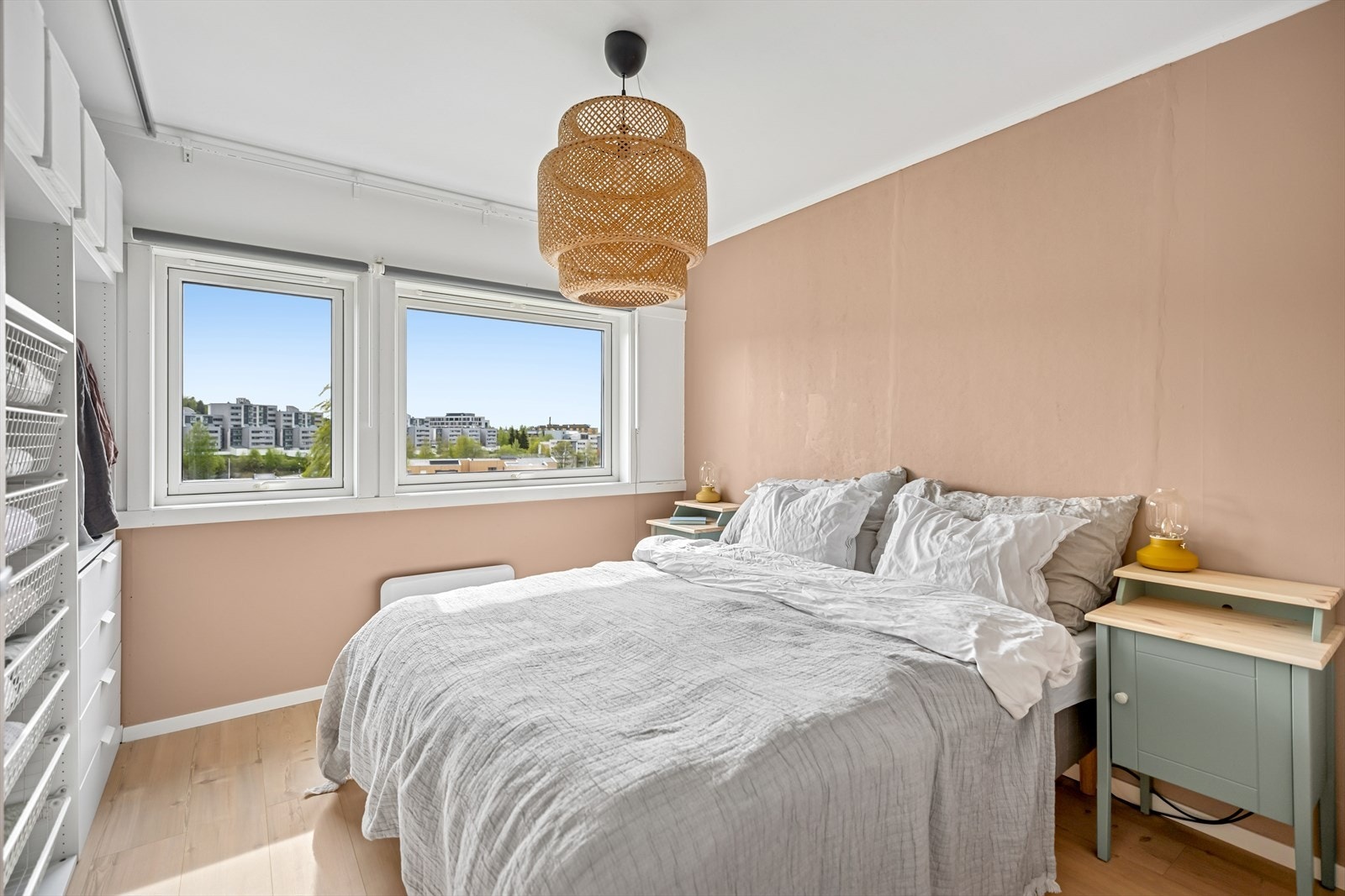 Leiligheten har et romslig hovedsoverom. Galleribilde