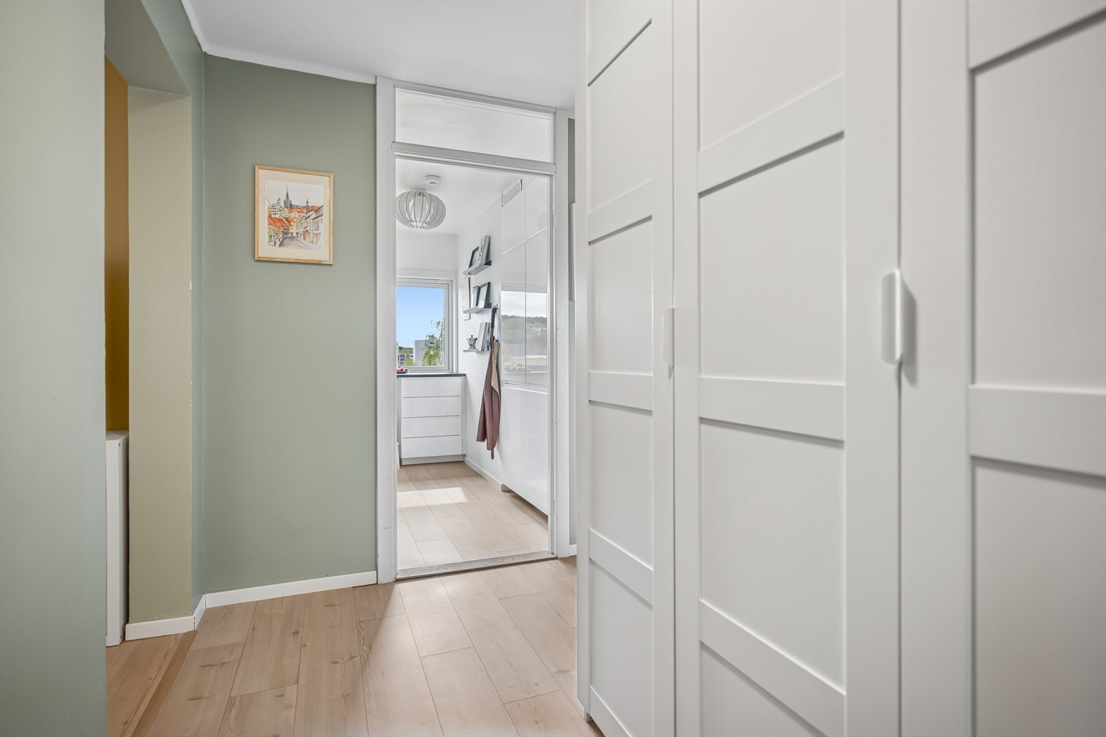 Leiligheten har rikelig med oppbevaringsplass i en innvendig bod, samt en kjellerbod. Galleribilde