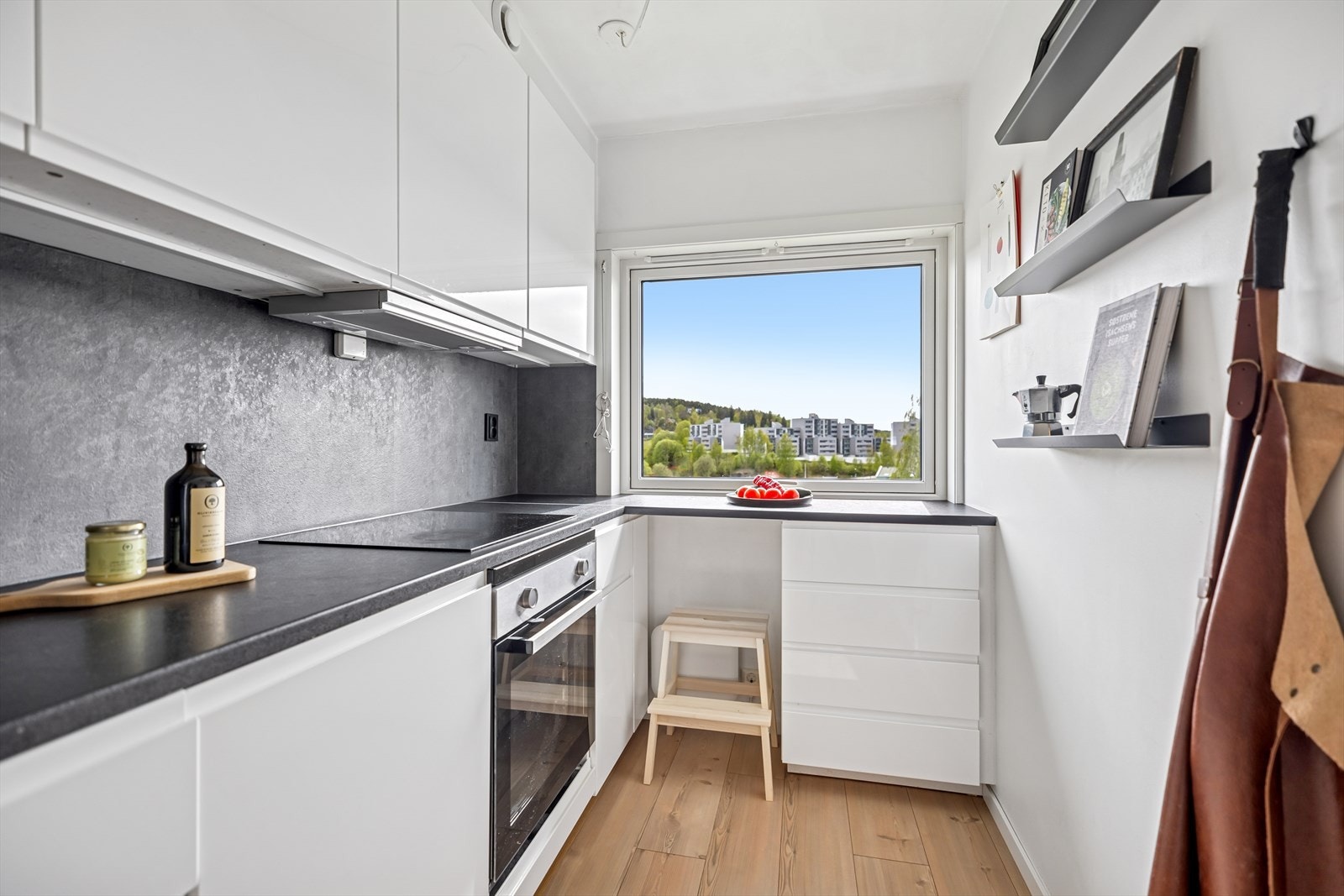 Kjøkkenet er utstyrt med integrerte hvitevarer. Galleribilde