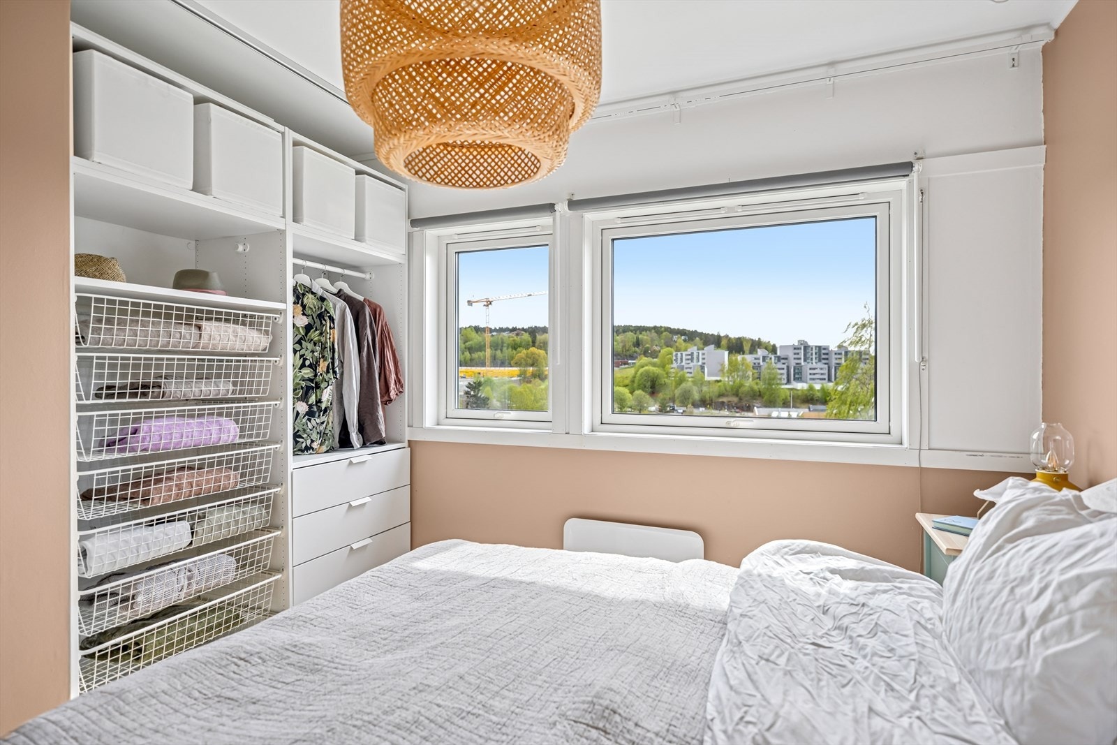 Soverommet er innredet med praktisk garderobe. Galleribilde