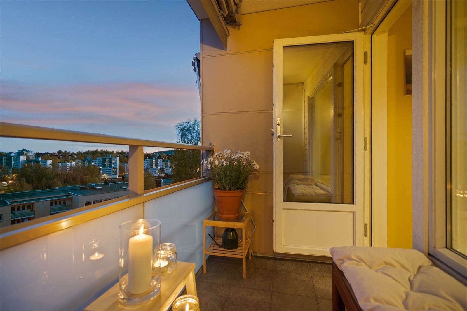 Det er gode møbleringsmuligheter på balkongen. Galleribilde