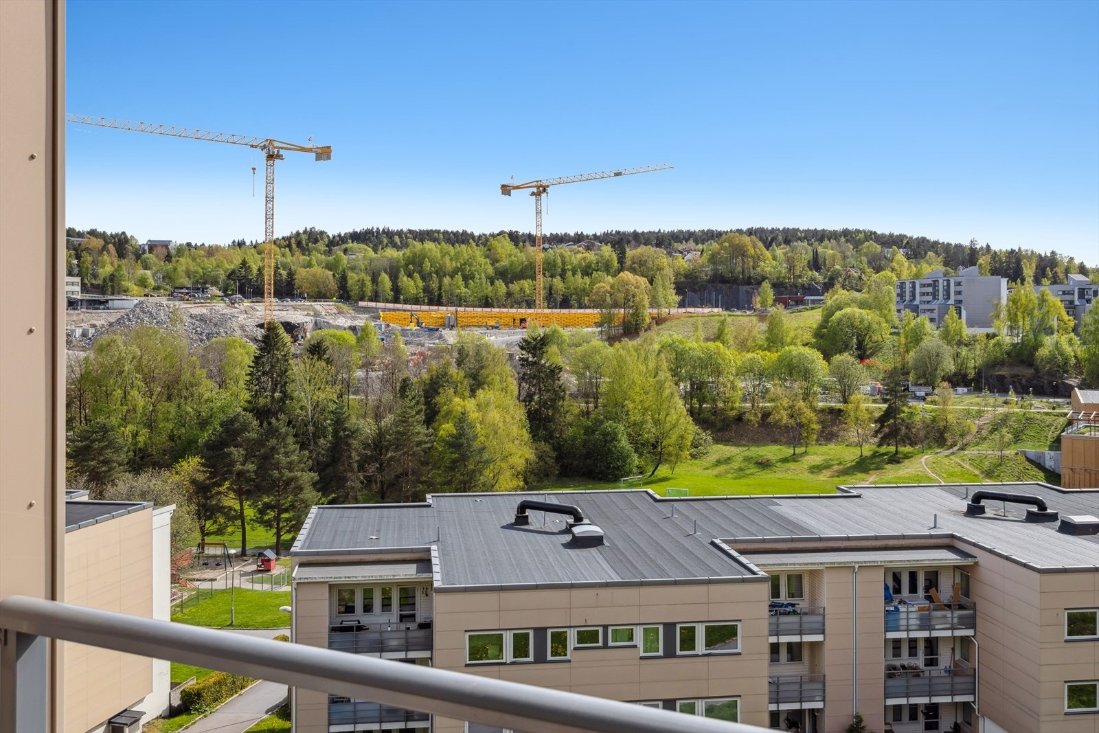 Balkongen er usjenert og har flott utsikt. Galleribilde