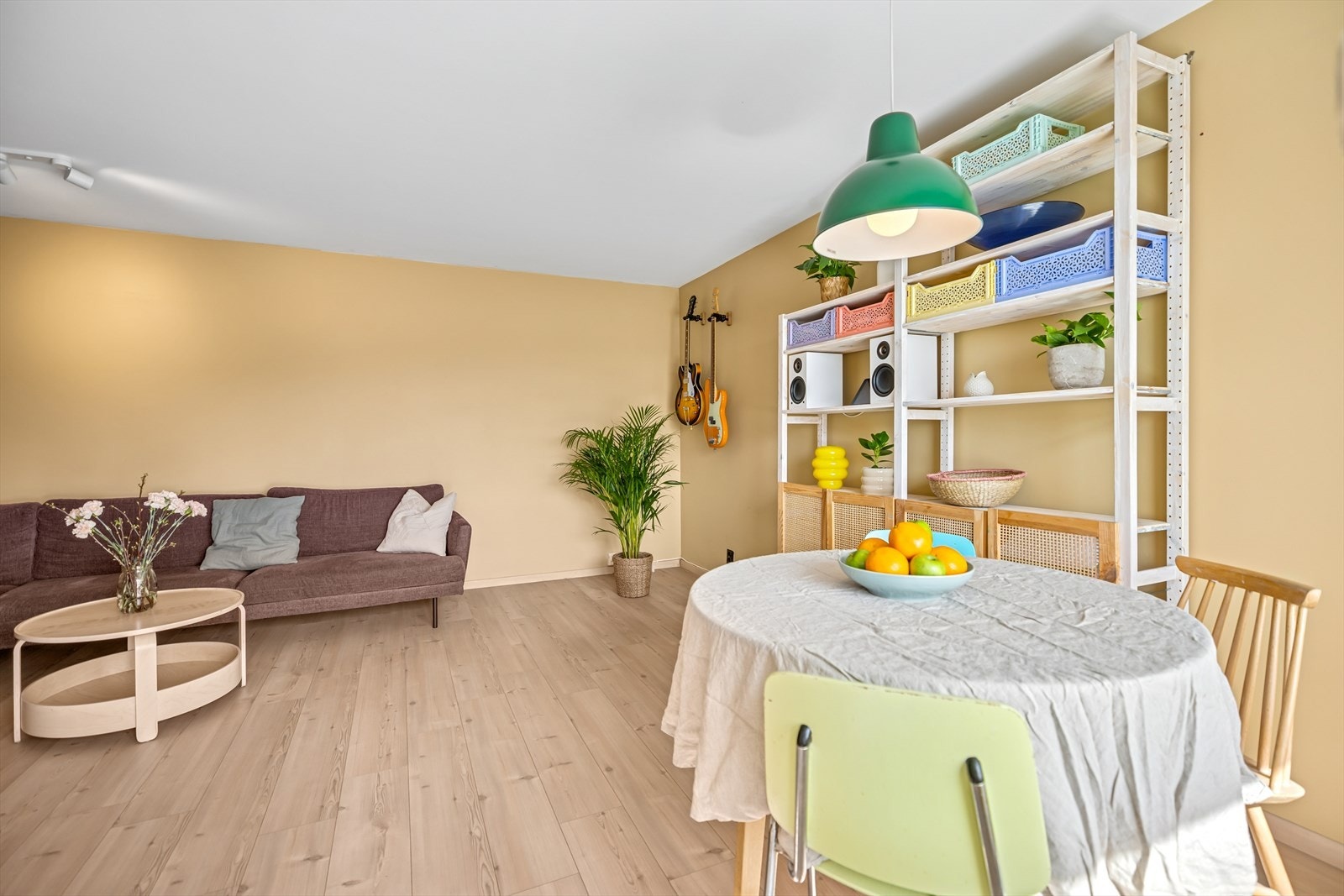 I stuen er det god plass til sofa og spisebord. Galleribilde