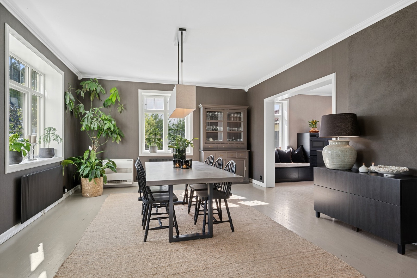 Store vinduer gir flott lysinnslipp og utsyn til grønne omgivelser - et rom med lun atmosfære. Galleribilde