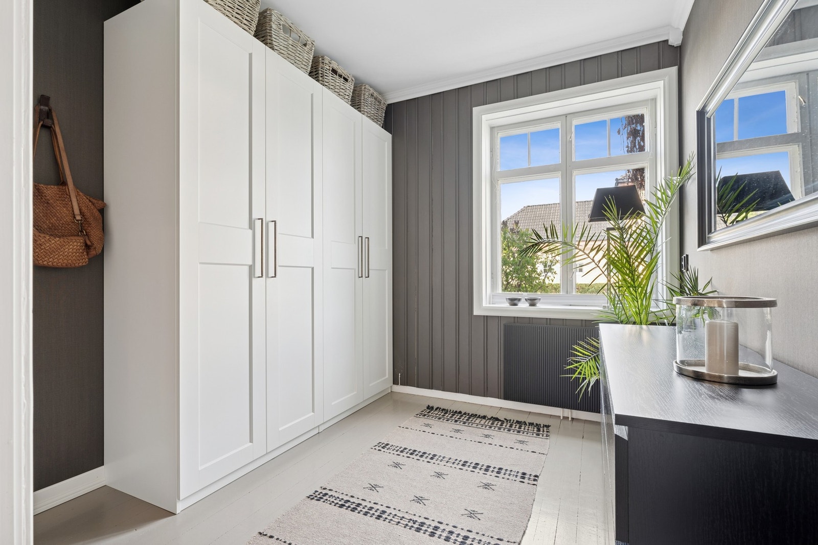 Fra entréen er det adkomst til et romslig og praktisk garderoberom - perfekt for oppbevaring av yttertøy og sesongklær. Galleribilde