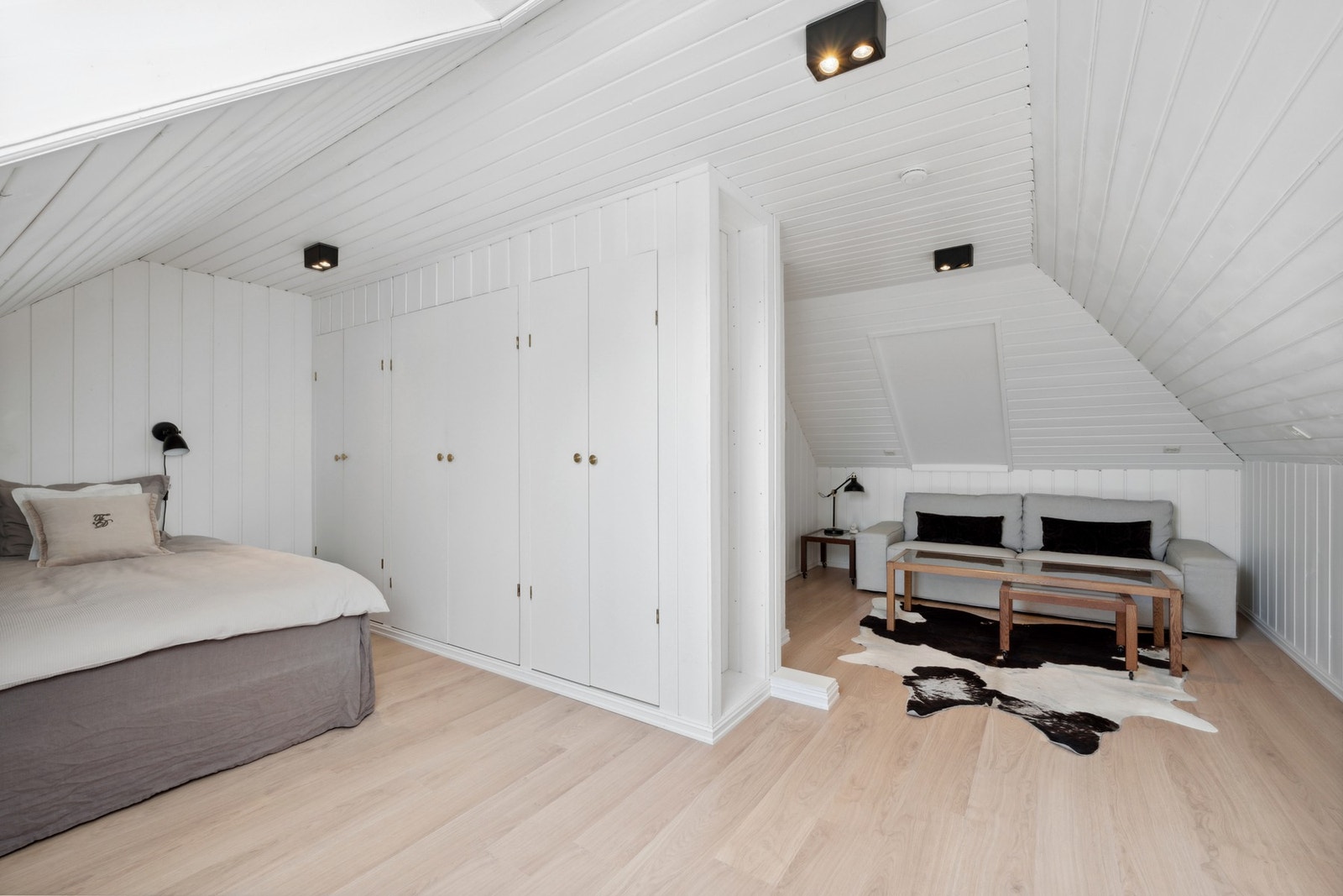 Svalt og rolig soverom med god skapplass og behagelige vinkler under skråtaket. Galleribilde