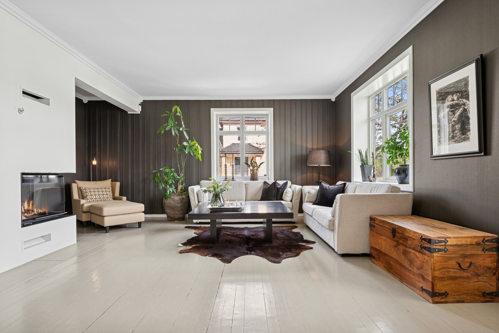 Romslig stue med god plass til flere sittegrupper og store vindusflater som slipper inn rikelig med dagslys. Galleribilde