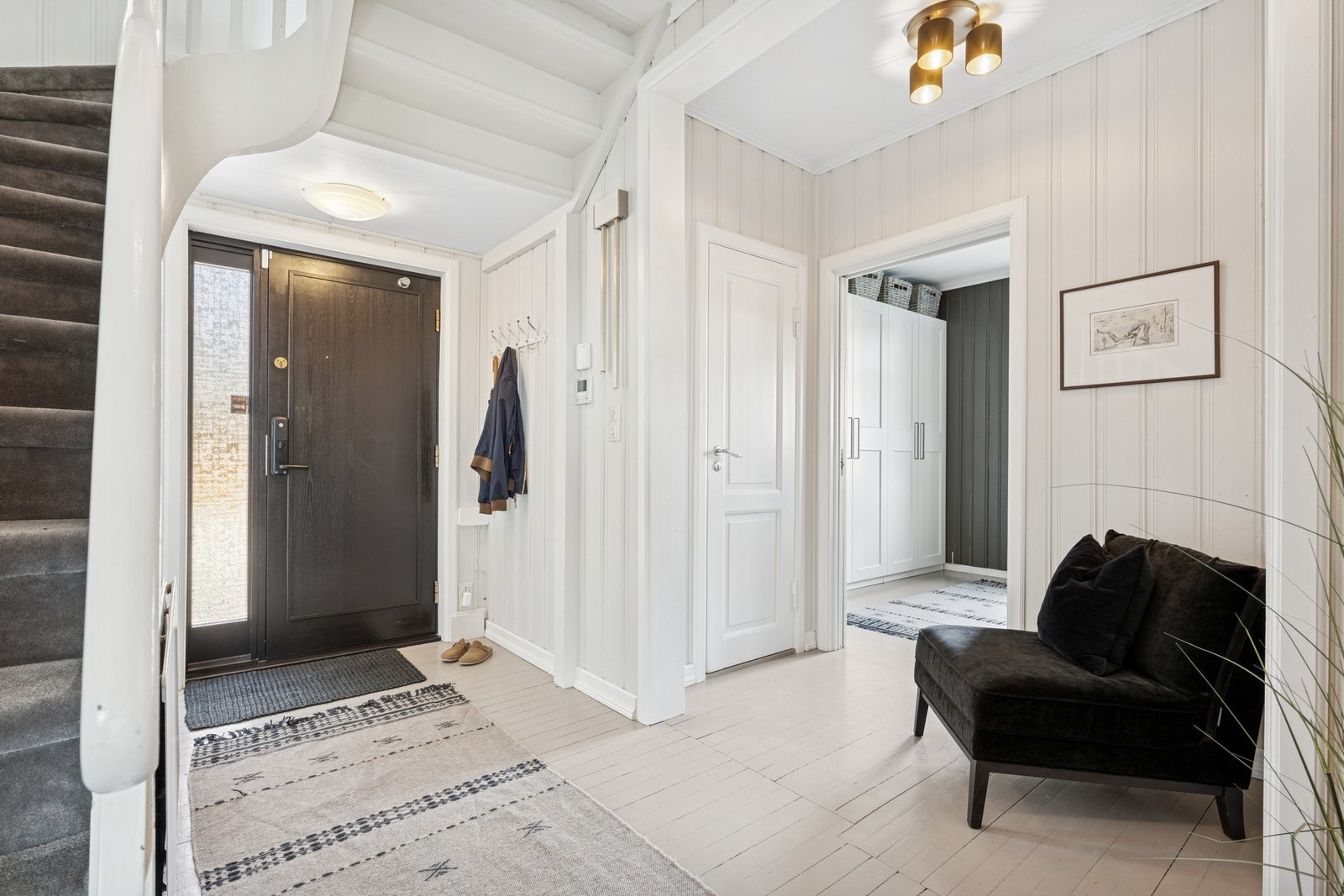 Oversiktlig og innbydende entré med god plass til å ønske gjester velkommen. Galleribilde