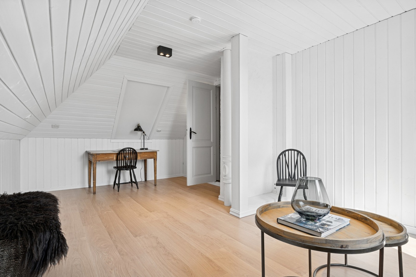 Et lyst og trivelig rom med skråtak og takvindu som slipper inn godt med dagslys. Galleribilde