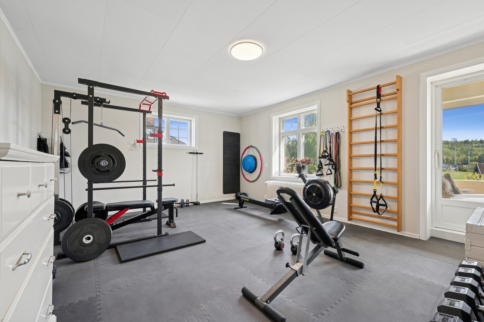 Romslig soverom som i dag er innredet som treningsrom. Herfra har du også utgang til balkongen - perfekt for lufting etter en treningsøkt. Galleribilde