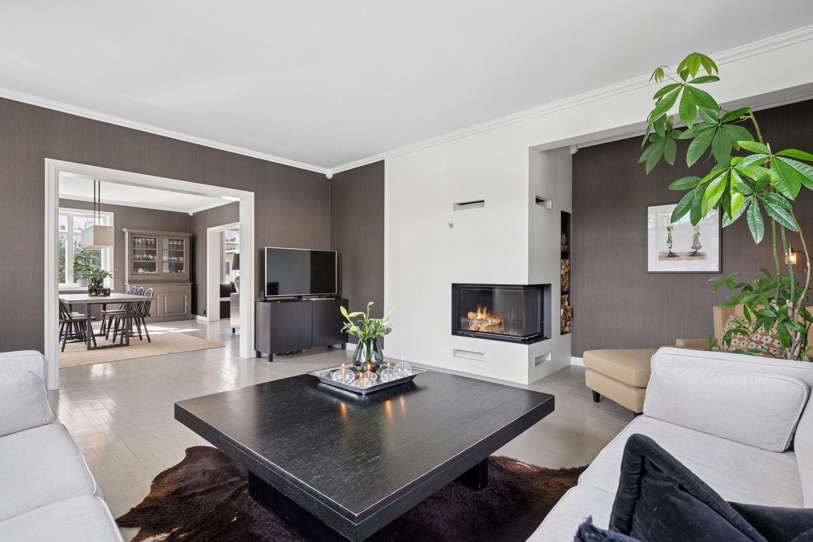 Stuen har åpen løsning mot spisestuen - en sosial og harmonisk sone for både hverdag og selskapelighet. Galleribilde