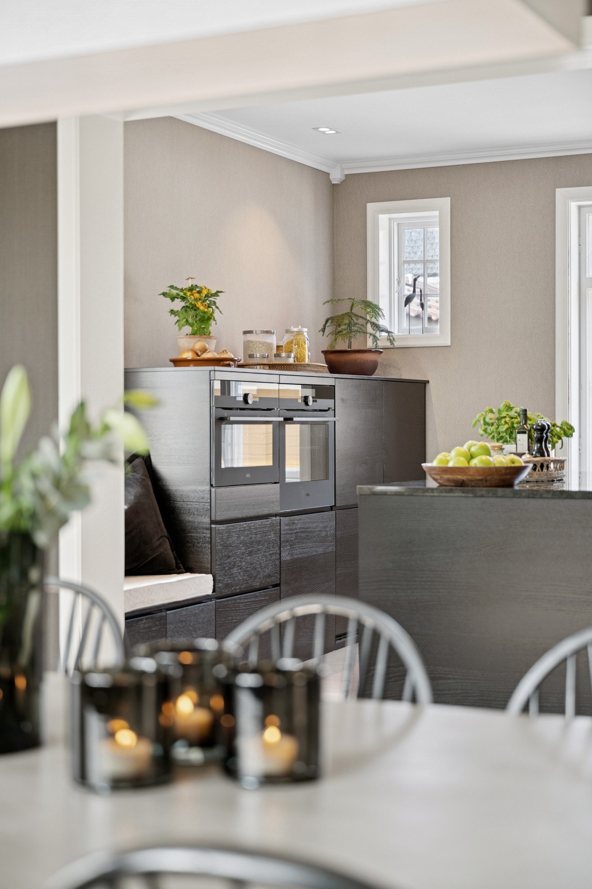 Helhetlig og gjennomført kjøkkendesign med smarte løsninger og integrerte hvitevarer - alt i tidløs, moderne stil. Galleribilde