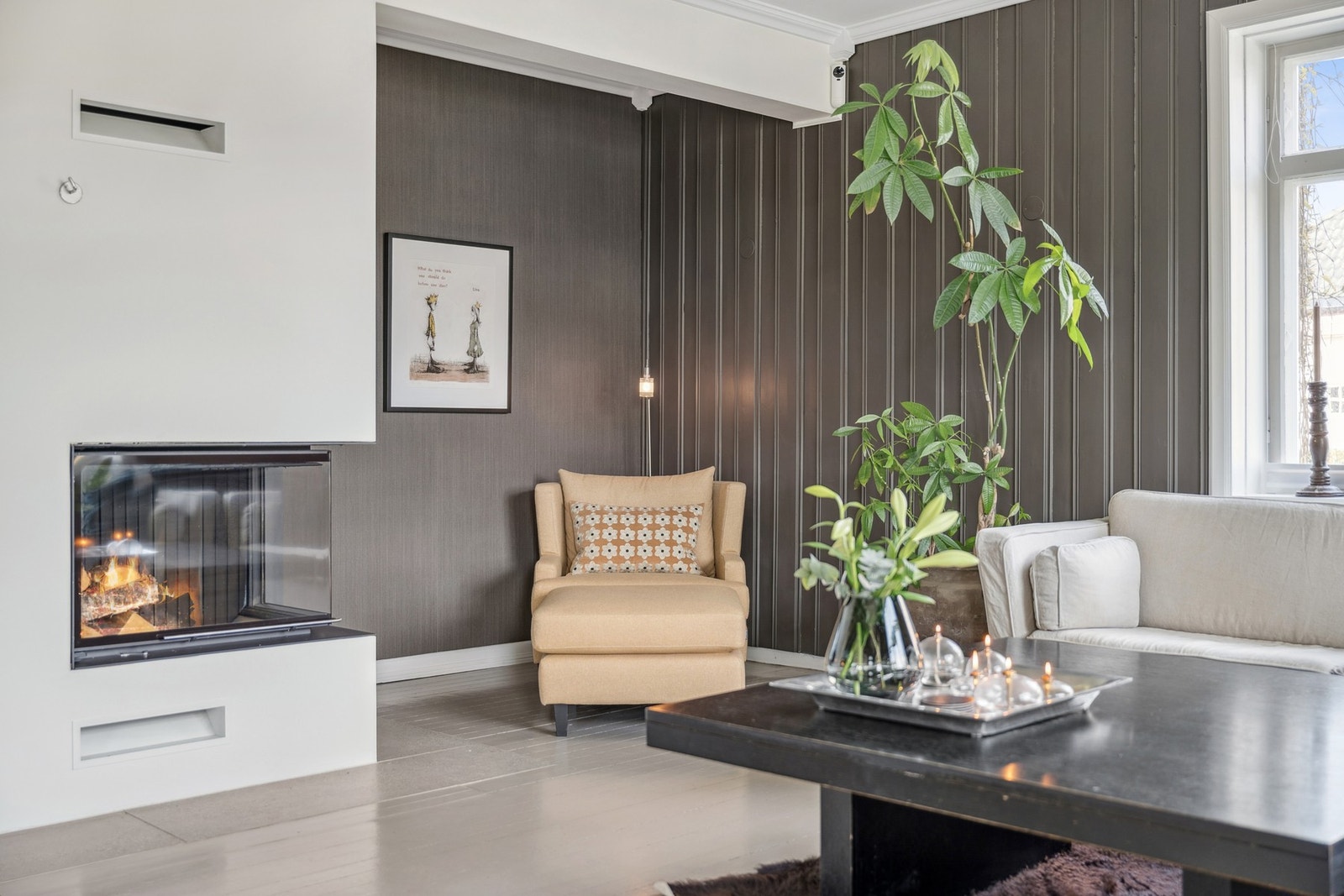 En koselig krok i stuen - perfekt for en god bok foran peisen på kjølige kvelder. Galleribilde