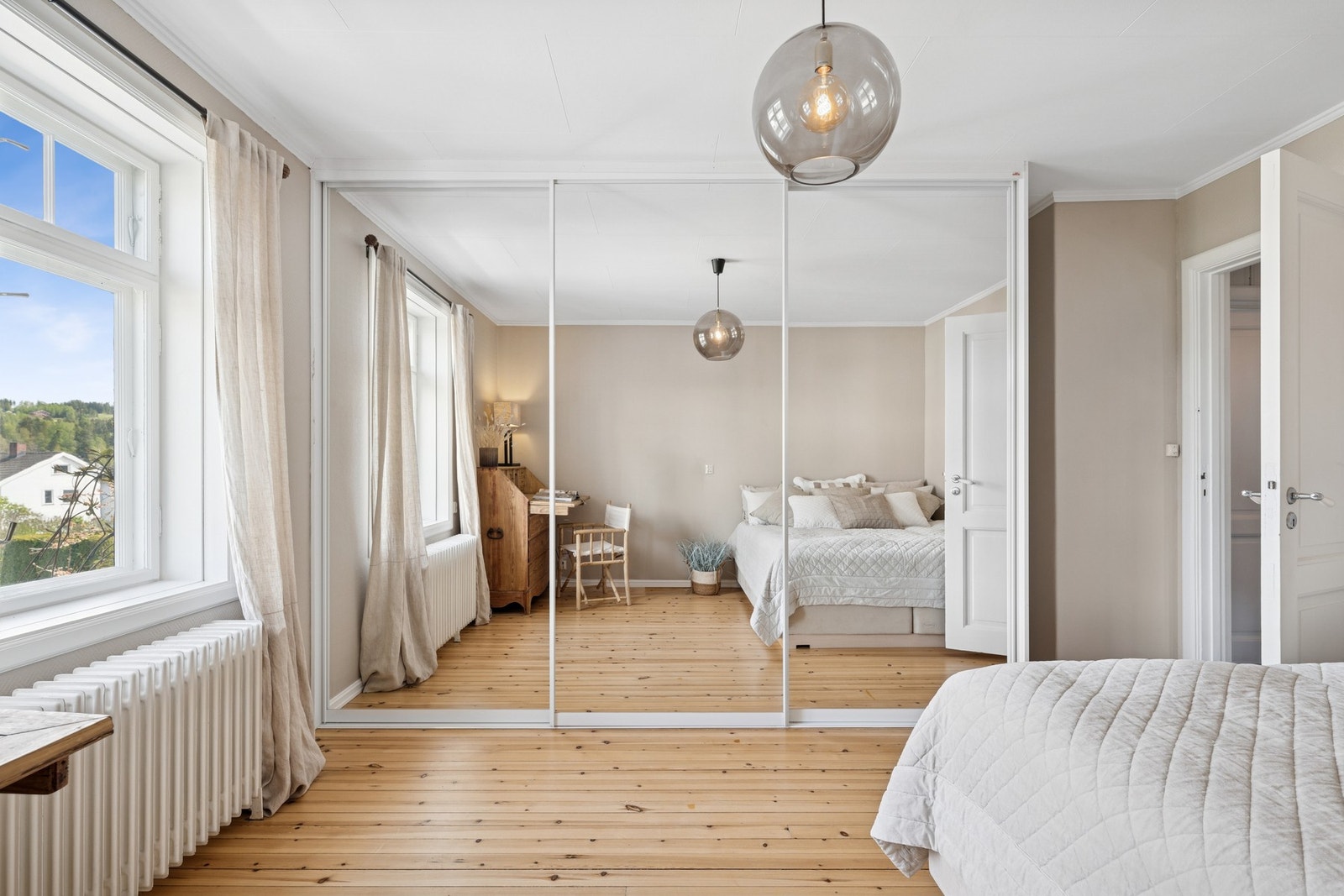 Soverommet byr på en fin balanse mellom varme farger, naturlig lys og en gjennomført stil som gjør det enkelt å trives. Galleribilde