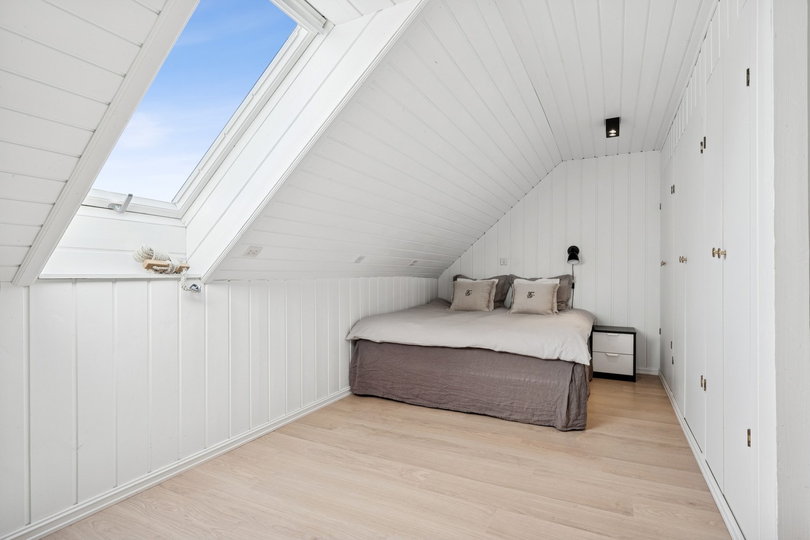 Her sover du godt under stjernene med utsyn gjennom takvinduet. Galleribilde