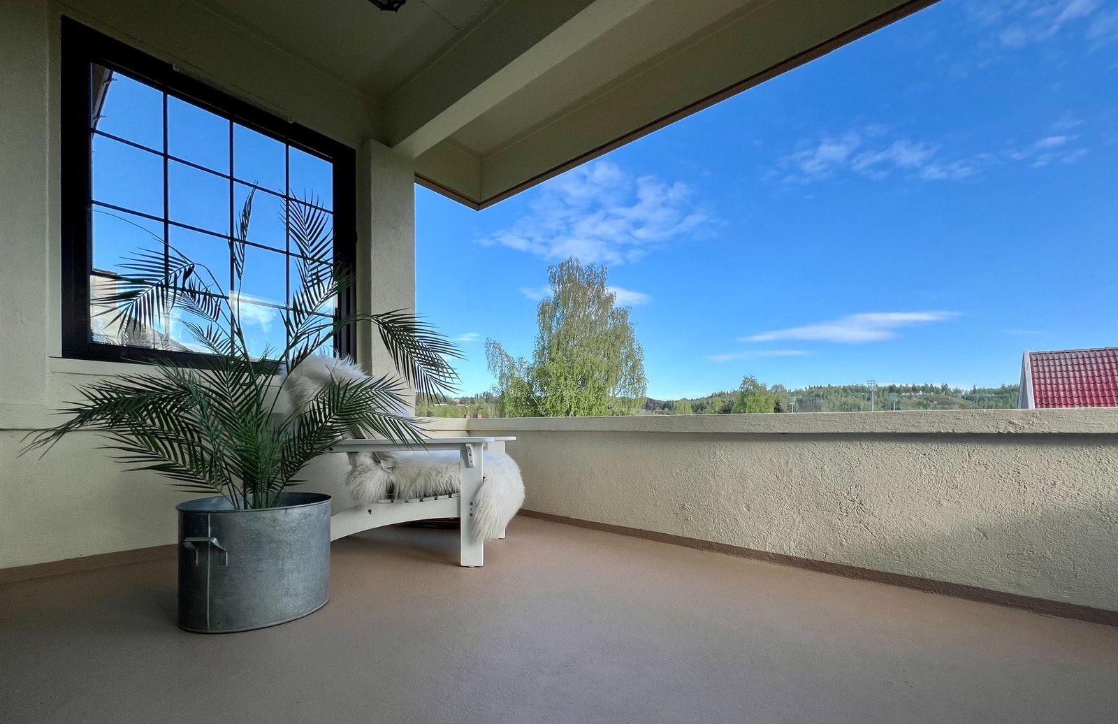 Overbygget balkong med fin utsikt og gode solforhold - et lunt og skjermet sted å nyte morgenkaffen eller slappe av på kvelden. Galleribilde