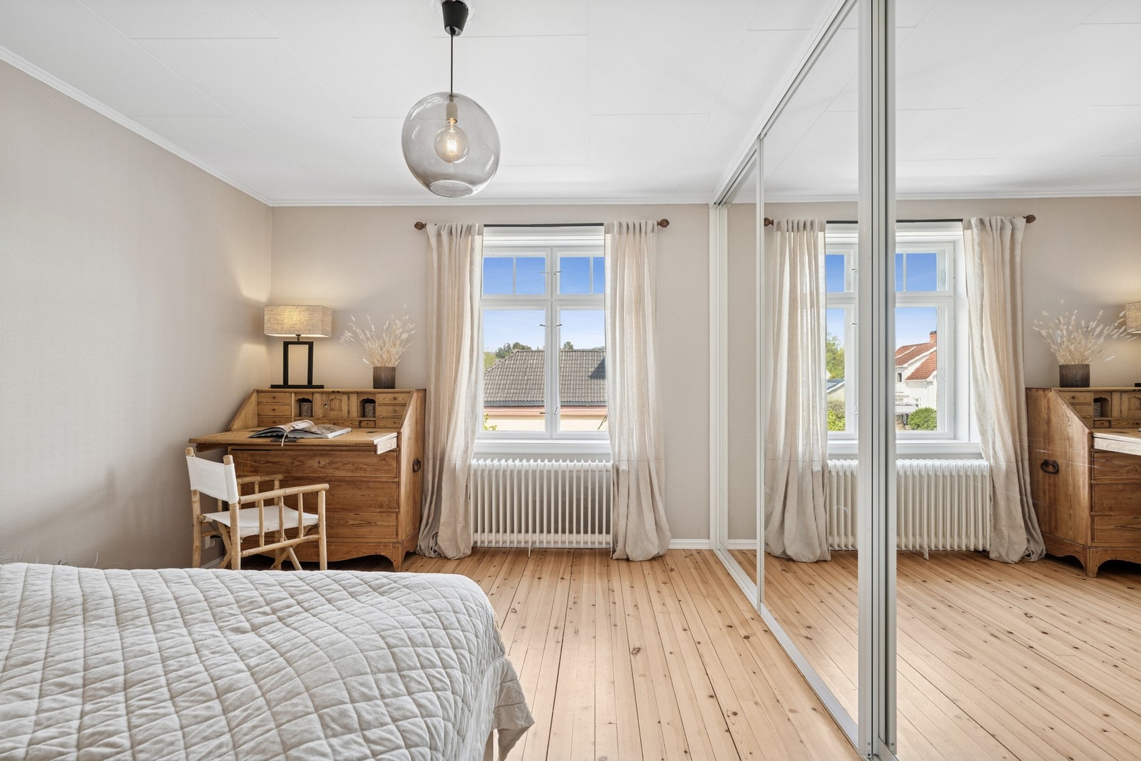 Lyst og delikat soverom med speilskyvedørsgarderobe. Galleribilde