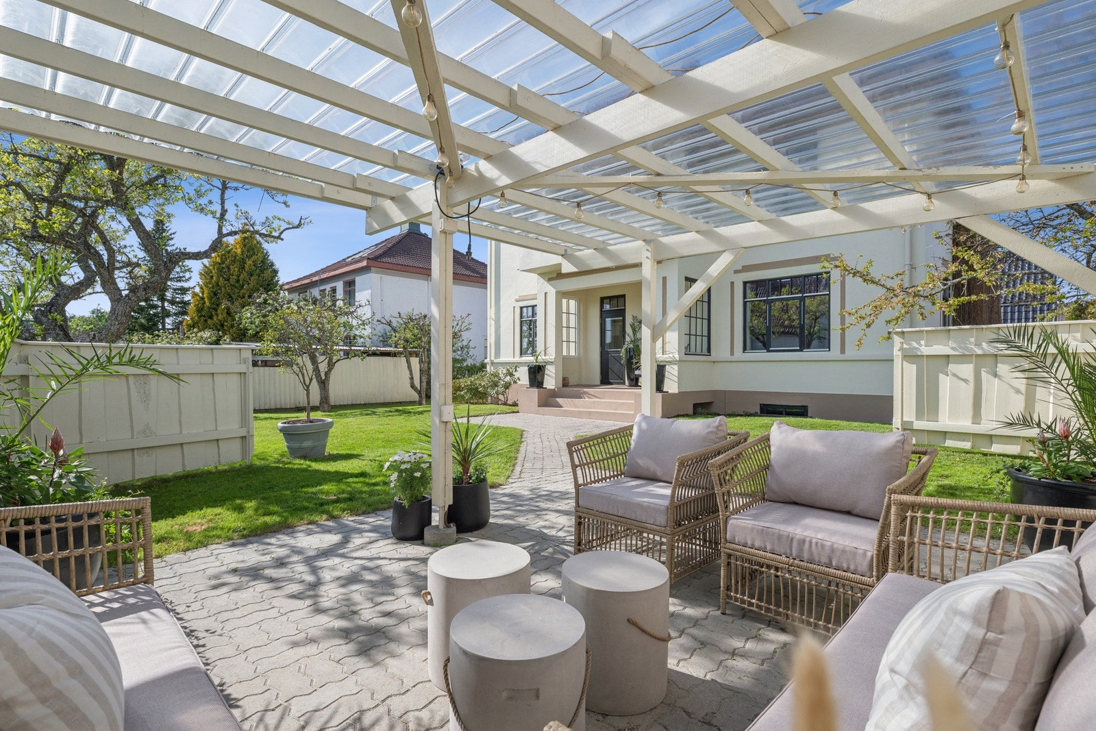 Sjarmerende og skjermet uteplass under tak - et perfekt sted for hyggelige sommerdager og lange kvelder med gode venner. Galleribilde