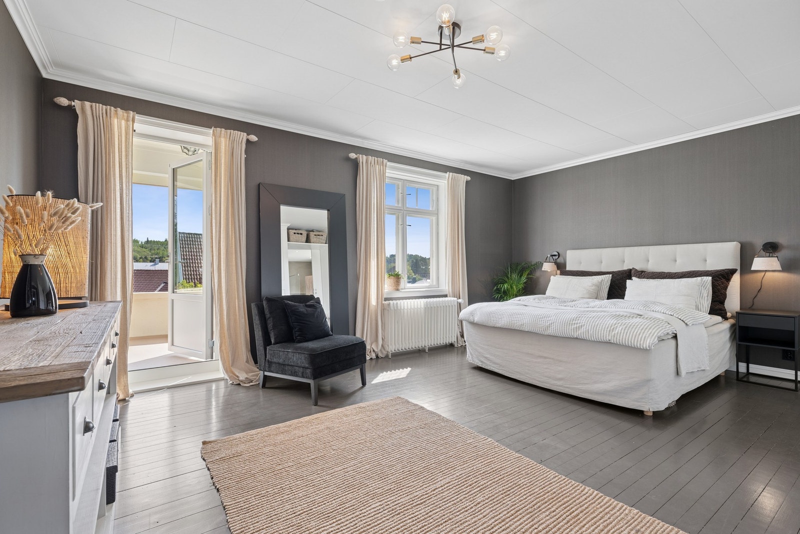 Lyst og romslig hovedsoverom med utgang til overbygget balkong, samt direkte adkomst til privat bad. Galleribilde
