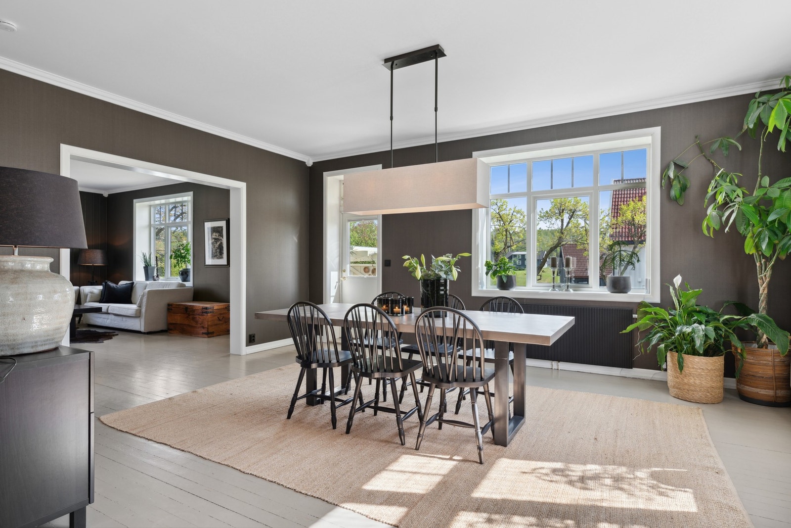 Lys og luftig spisestue med plass til stort spisebord og utsyn mot hagen - perfekt for hyggelige middager. Galleribilde