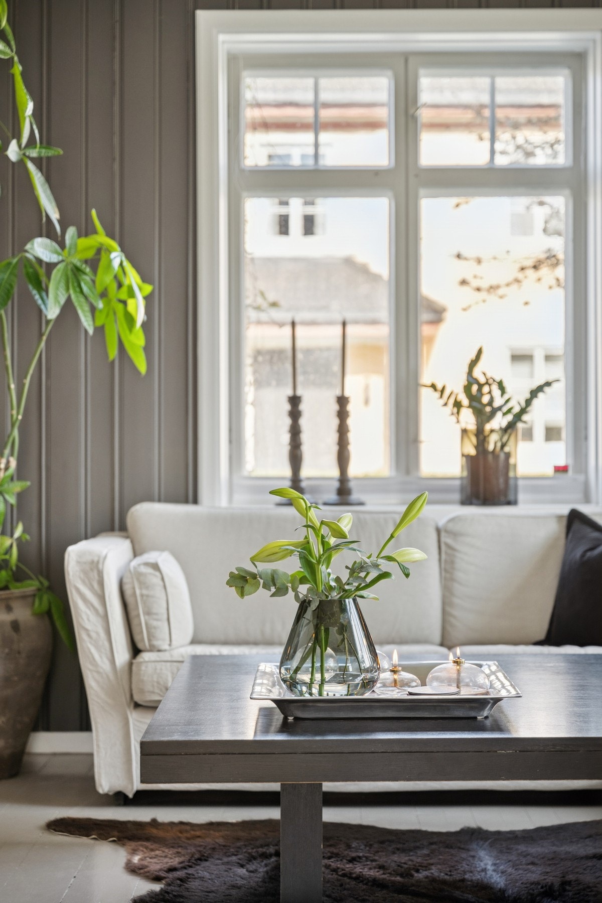 Innbydende og stemningsfull stue med fine detaljer, lune farger og gjennomført interiørstil. Galleribilde