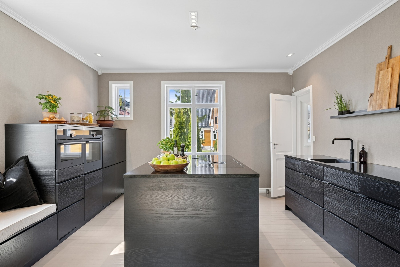 Et kjøkken som virkelig imponerer - oppgradert i 2021 med kvalitetsmaterialer, rene linjer og svært god skap- og benkeplass. Galleribilde