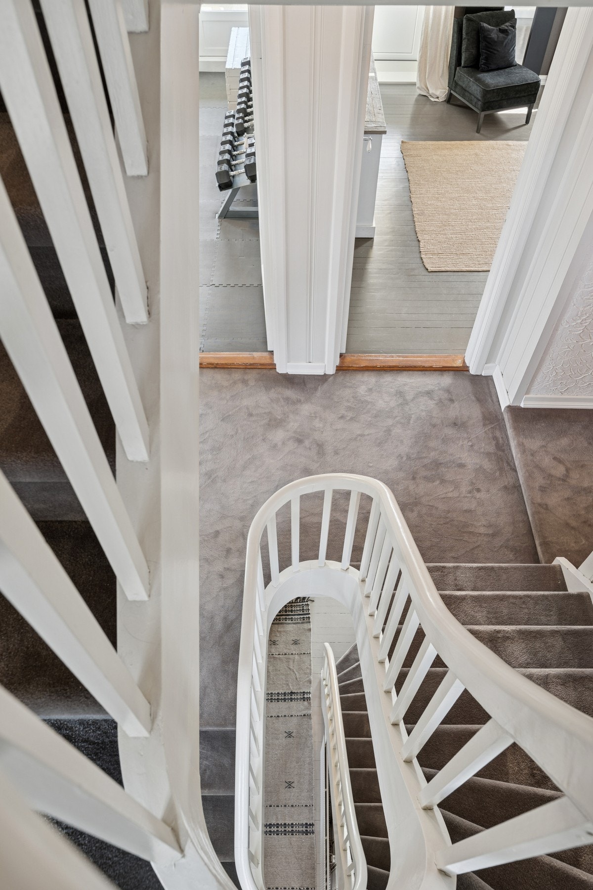 Elegant trappeløp binder etasjene sammen og gir boligen en luftig og klassisk følelse. Galleribilde