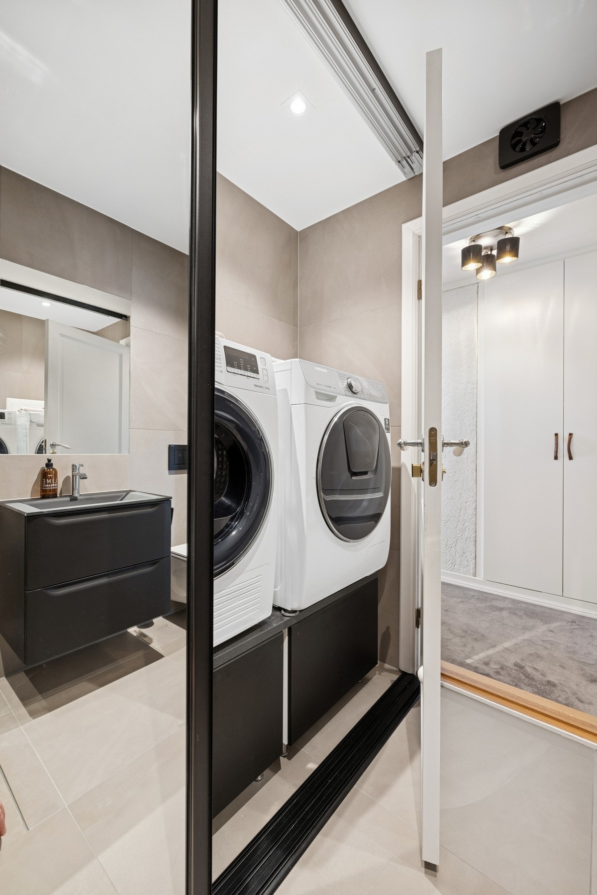 Praktisk løsning med kombinert vaskerom og baderom - her har du alt du trenger i hverdagen samlet på ett sted. Galleribilde