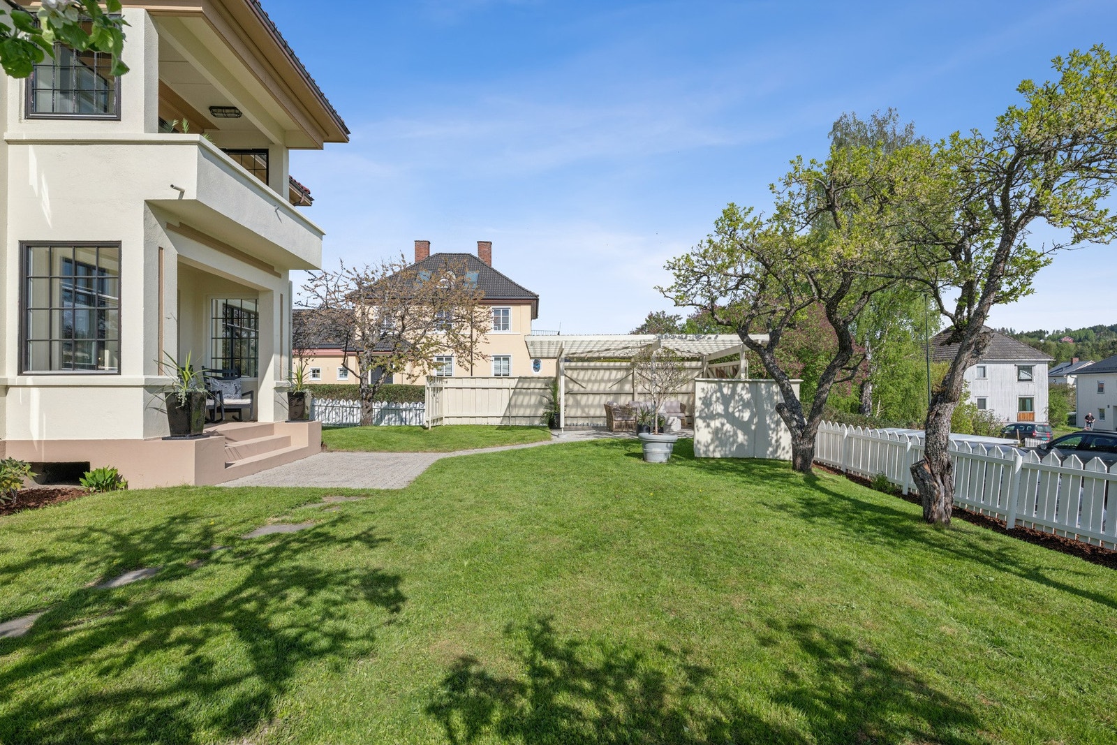 Pent opparbeidet og flat hage med god plass til lek og aktiviteter. Her er det enkelt å trives ute. Galleribilde