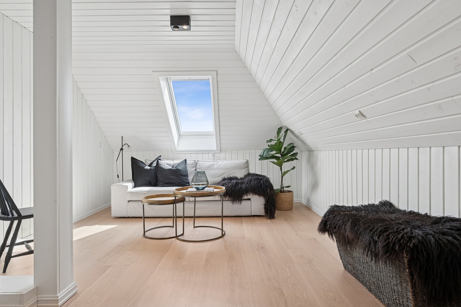 Det ene soverommet i loftsetasjen er i dag innredet som en koselig loftstue - perfekt for avslapning, hjemmekontor eller hobby. Galleribilde