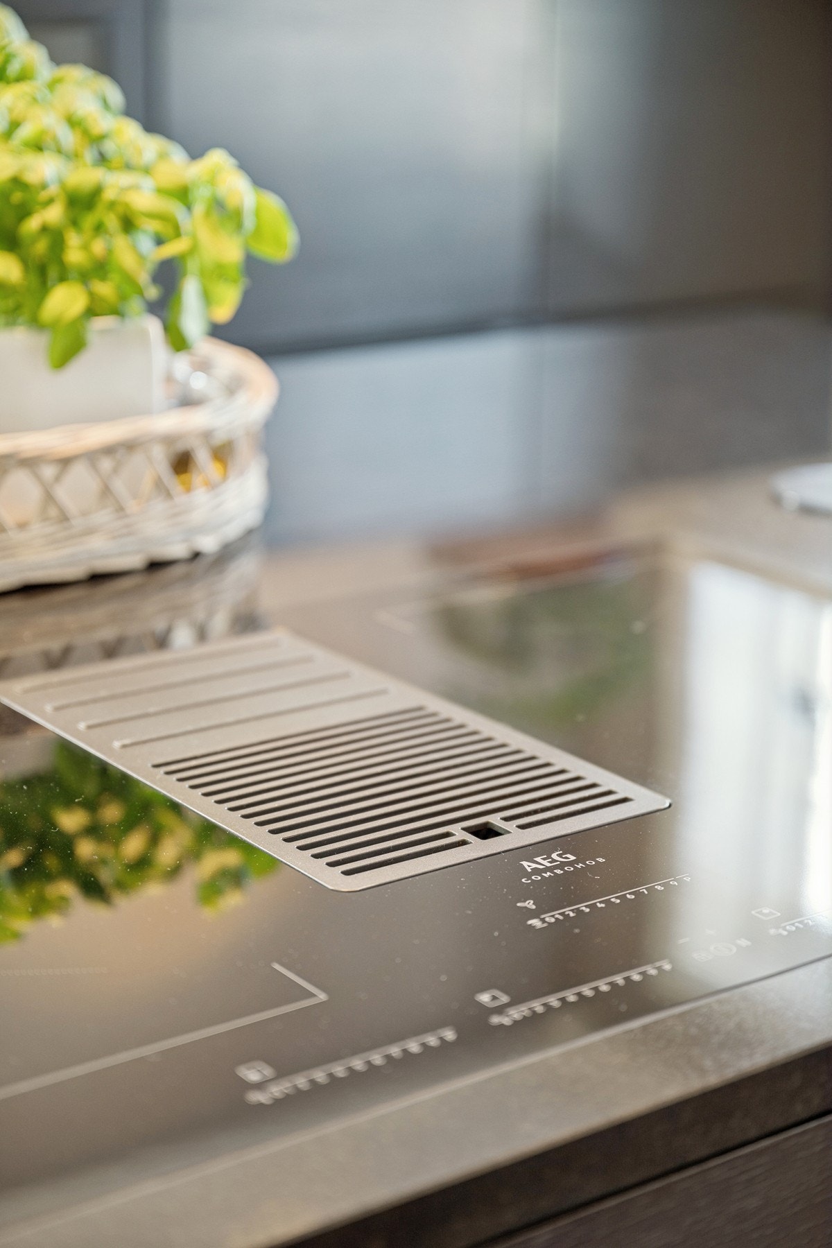 Induksjonstopp med integrert avtrekk - du slipper synlig ventilator og får en stilren og åpen kjøkkenløsning. Galleribilde