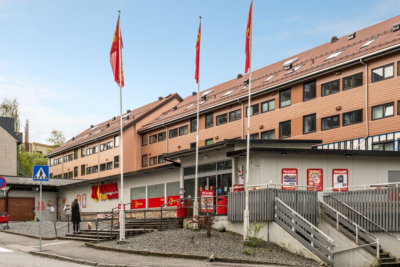 Danmarksplass byr på flere dagligvarebutikker, treningssentre, apotek og flere kafeèr/restauranter. Galleribilde