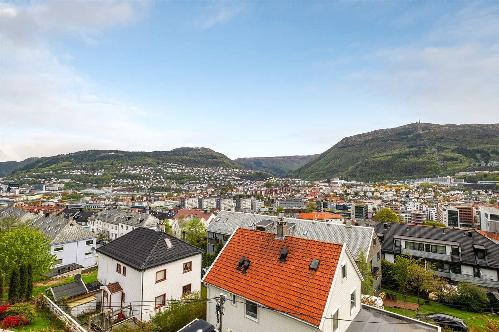 Utsikt fra stuen. Nær både by og fjell. Galleribilde