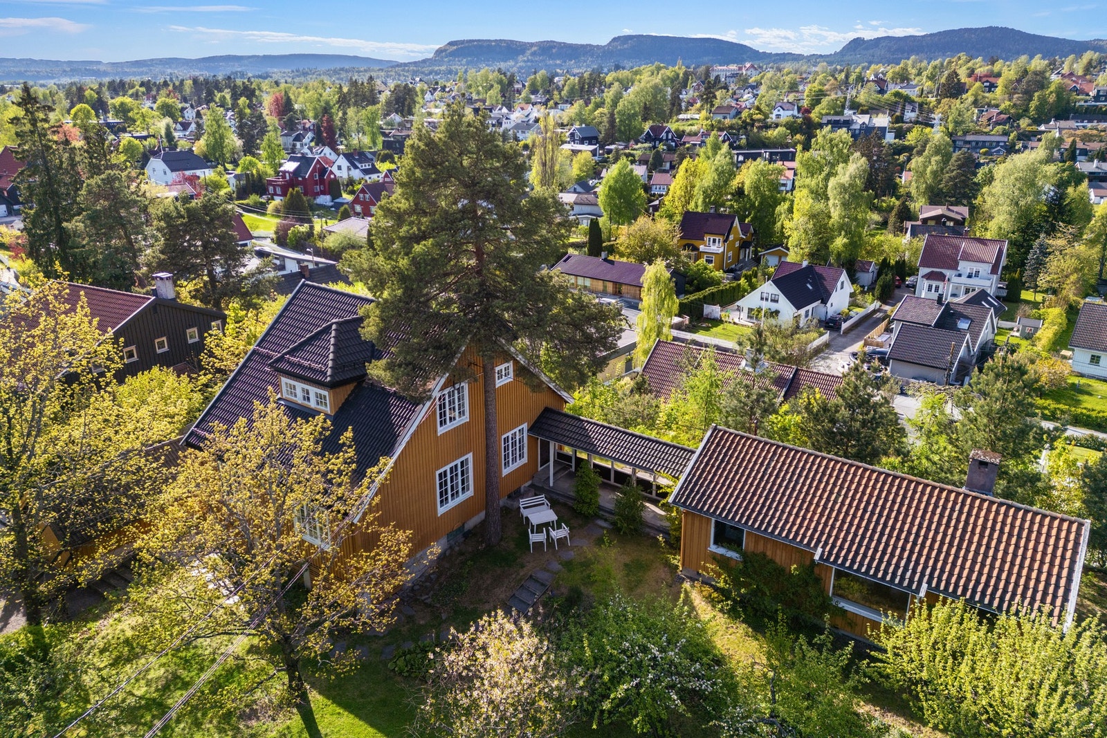 Eiendommen er i dag benyttet sammen med naboeiendommen, Åsveien 29a Galleribilde
