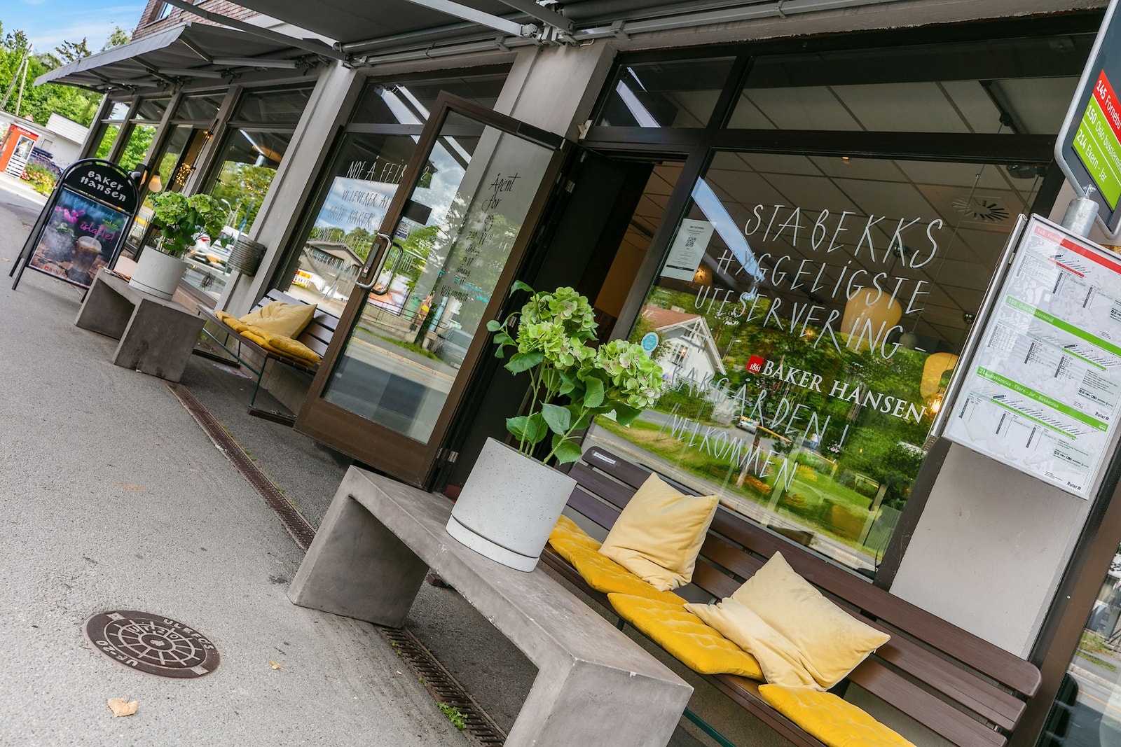 Stabekk sentrum kan by på en rekke serveringsteder og andre servicetilbud Galleribilde