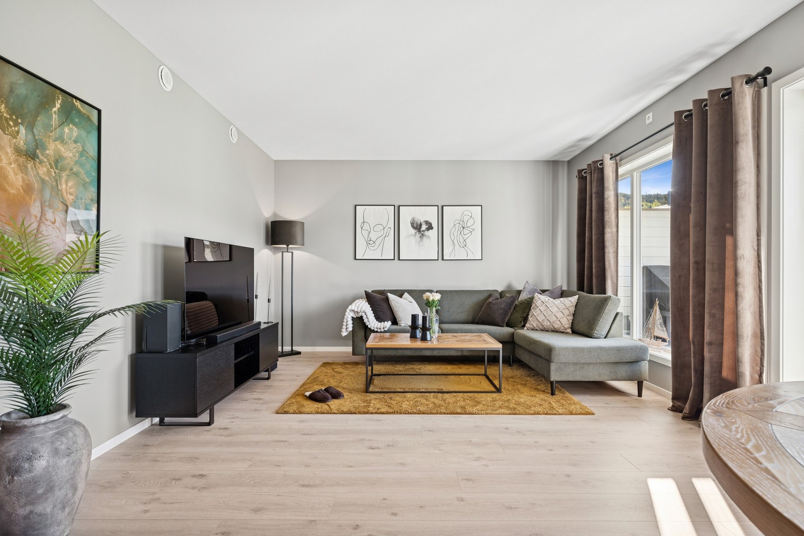 Fra stua er det utgang til en solrik og overbygget terrasse. Galleribilde