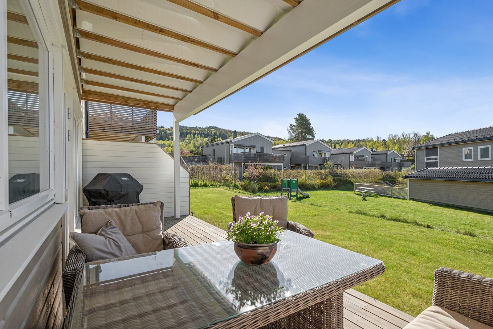 En lys og moderne 2-roms selveierleilighet fra 2021 med trappefri adkomst og solrik beliggenhet i attraktive Haugsbygd. Galleribilde