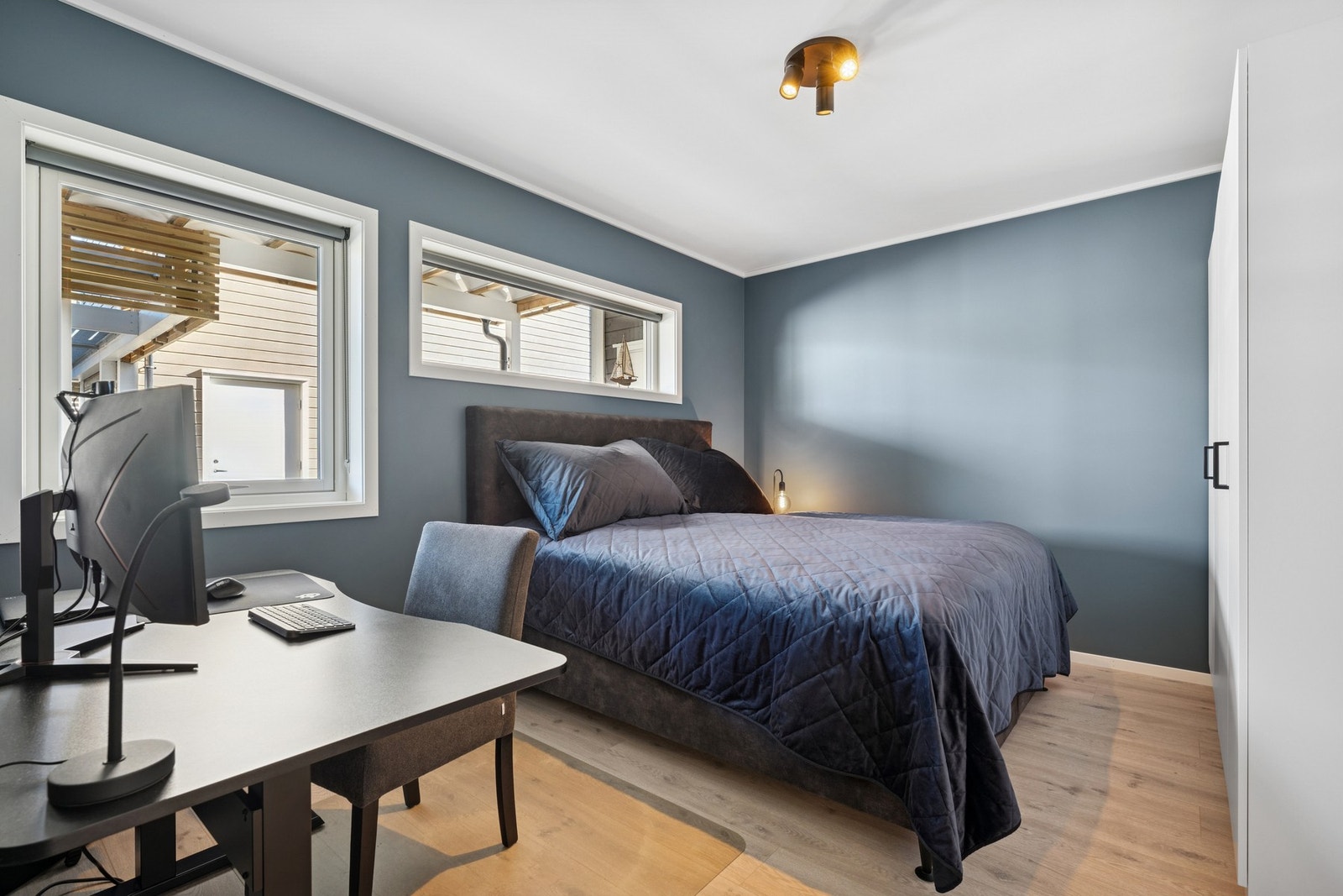 Her får du et romslig soverom med god plass til dobbeltseng. Rommet er utstyrt med garderobeskap og det er plass til å sette inn en pult for et lite hjemmekontor. Galleribilde