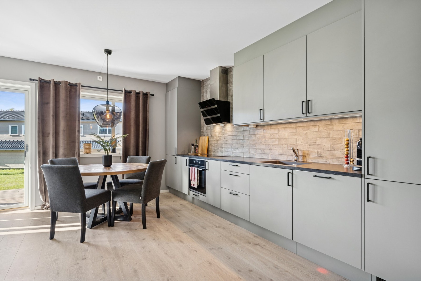 Her får du et delikat Sigdal kjøkken med rene linjer og god arbeidsflate. Galleribilde