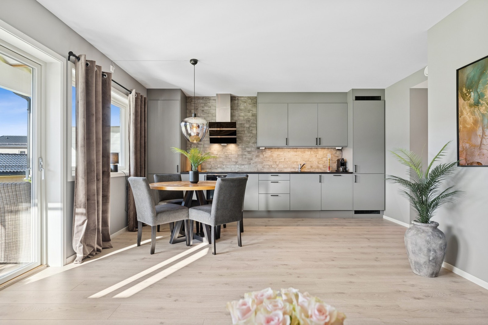 Kjøkkenet har integrerte hvitevarer om gir et stilrent utrykk. Galleribilde