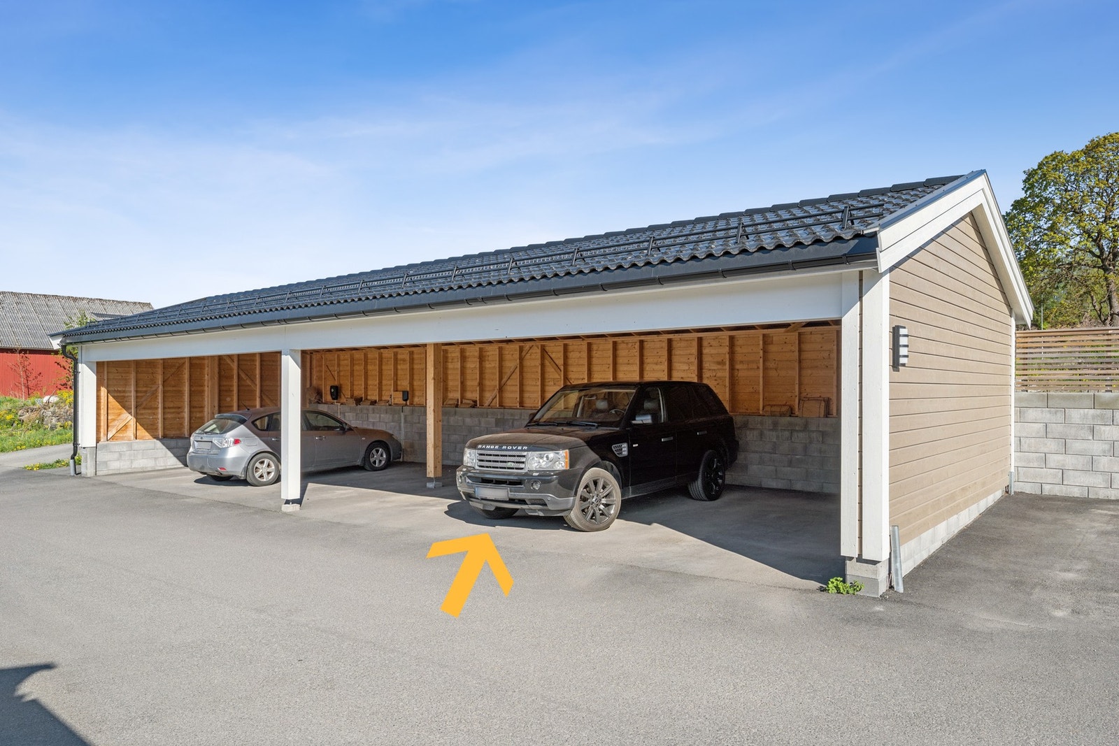 Parkering i carport. Det er tilrettelagt for montering av el-billader. Galleribilde