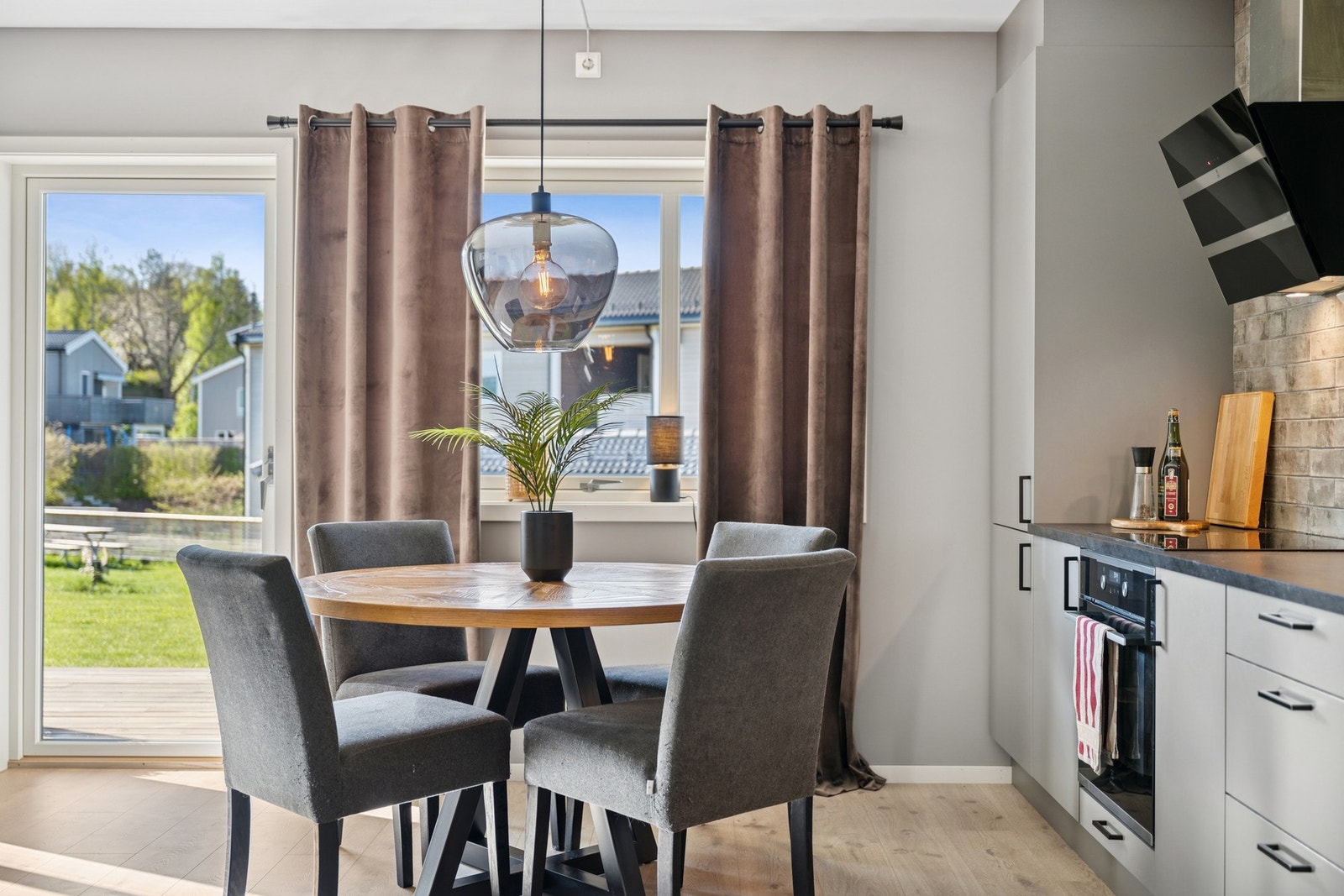 Mellom kjøkkenet og stua er det plass til en koselig spisegruppe Galleribilde