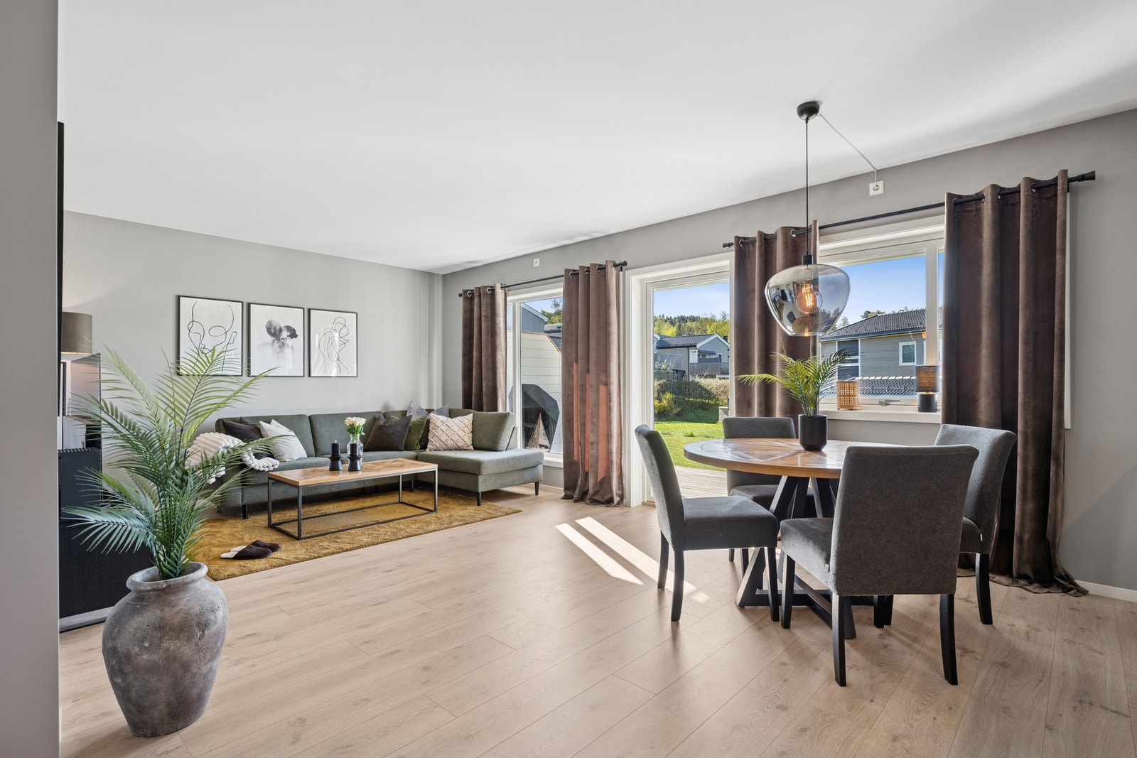 Her får du en luftig åpen stue / kjøkkenløsning. Rommet byr på en koselig sofakrok og en fin tv vegg. Galleribilde