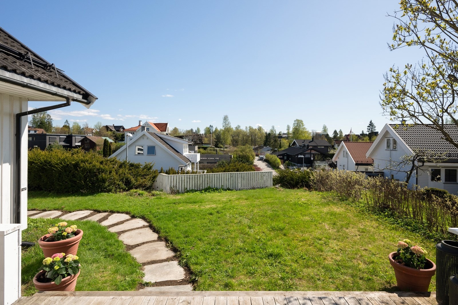 Boligen ligger på en liten høyde og det er hyggelig utsyn over nabolaget Galleribilde