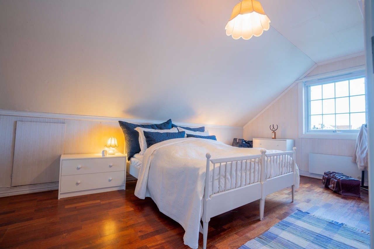 Romslig hovedsoverom med god plass til dobbeltseng og oppbevaringsmøbler Galleribilde