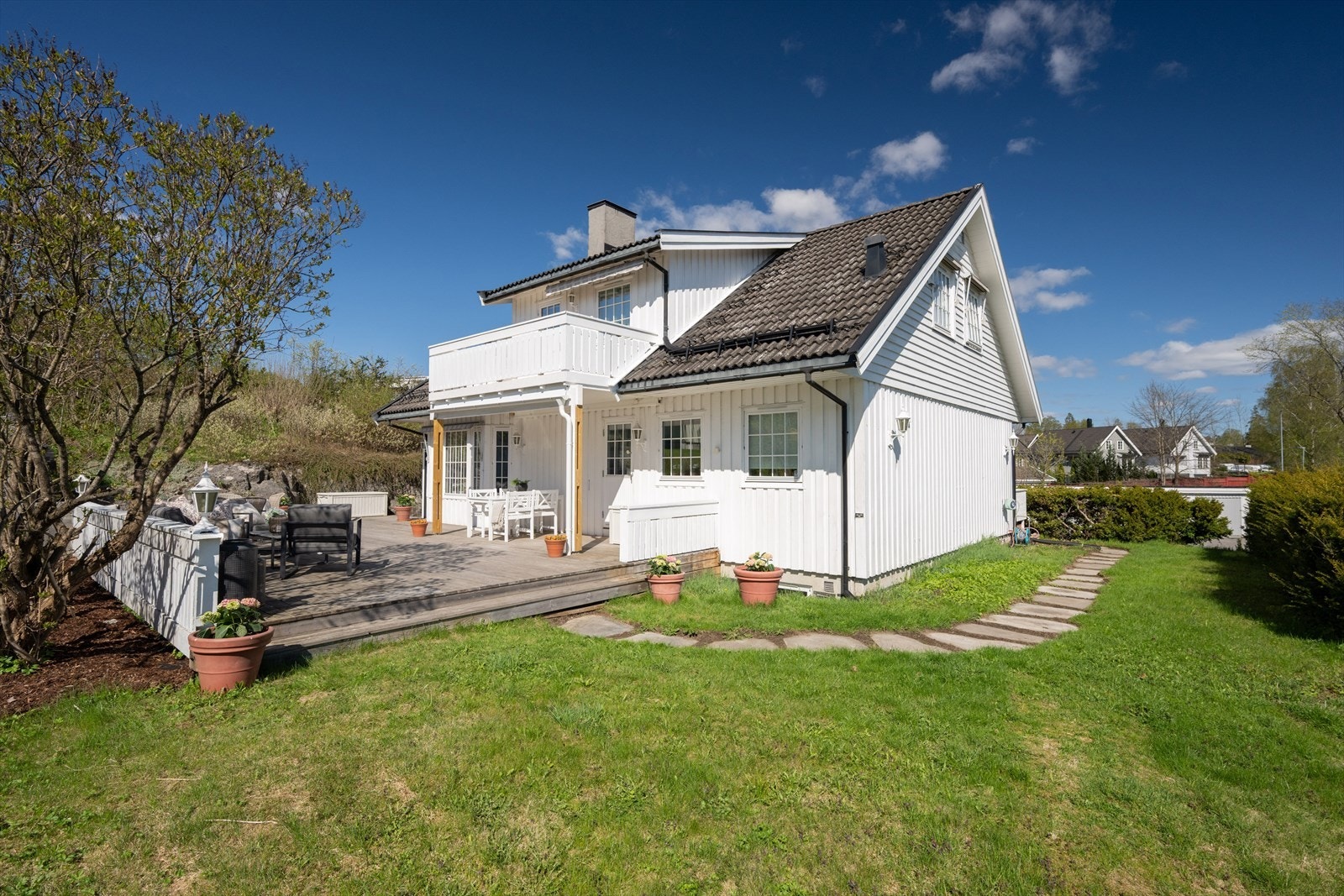 Stor plen rundt huset og perfekt for lek Galleribilde