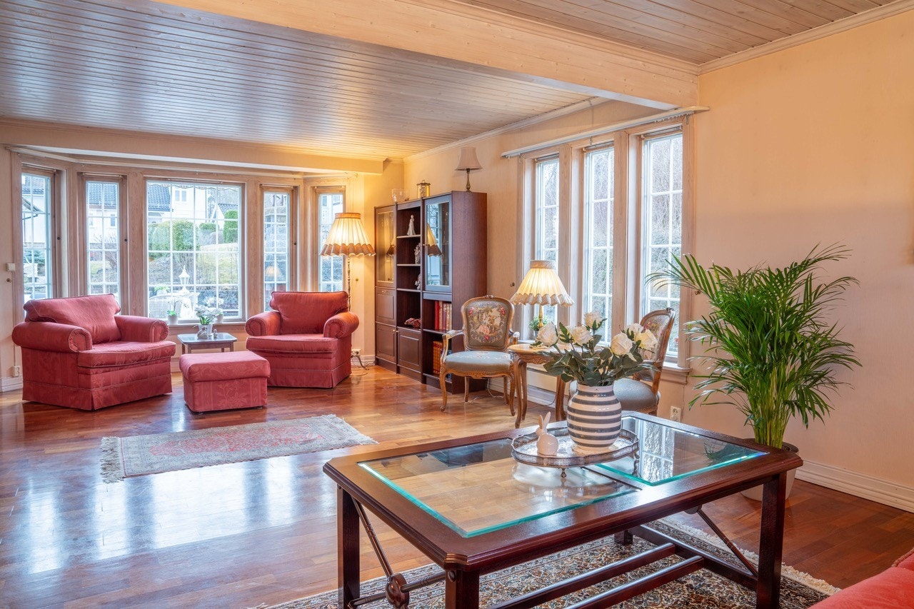 Romslig stue med god plass til ulike soner Galleribilde