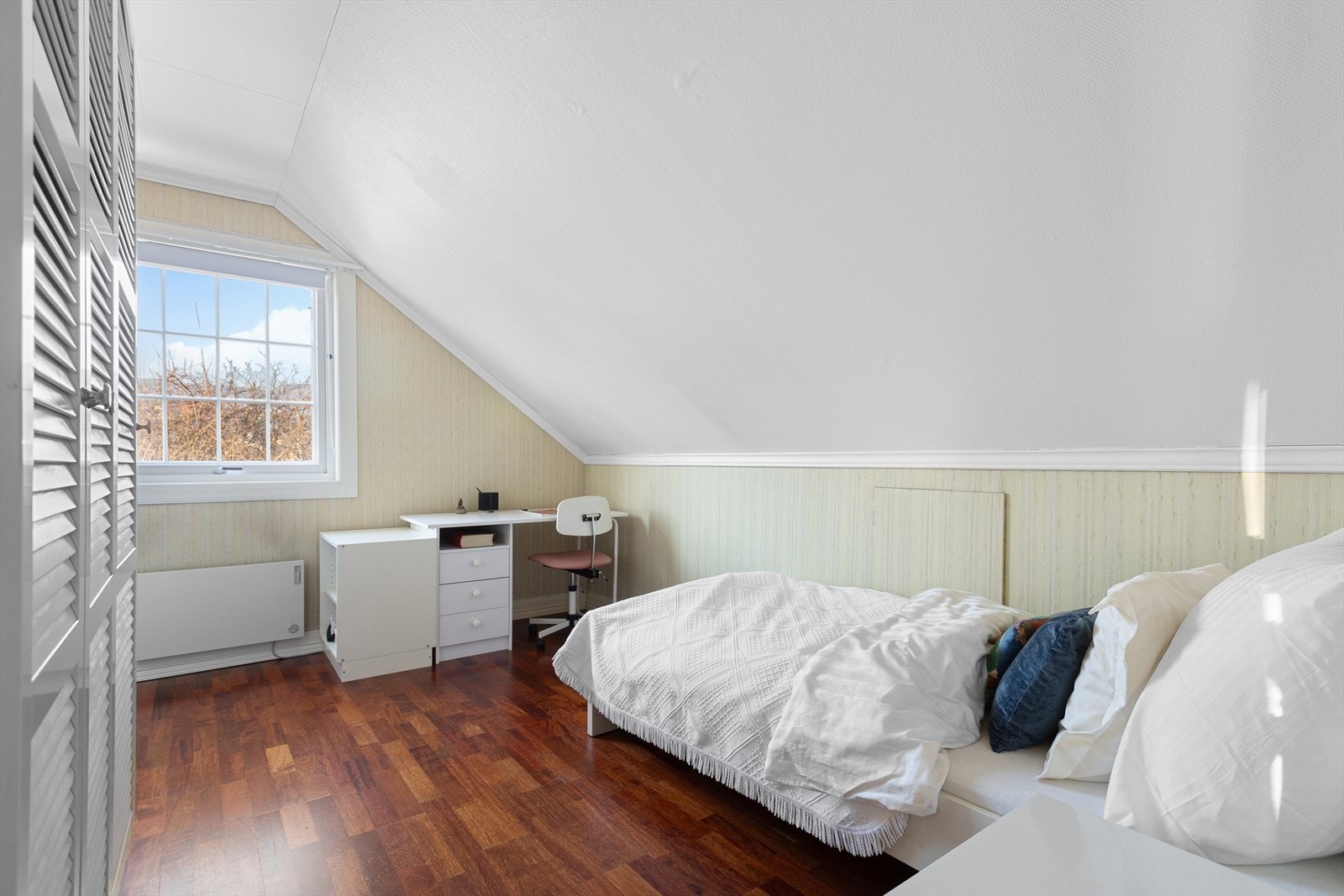 Soverom III - Hyggelig soverom med plass til seng, garderobeskap og andre diverse møbler - Ekstra oppbevaring i kneveggene Galleribilde